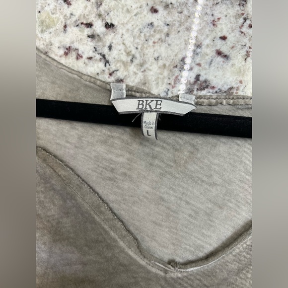 Brand New BKE Raw Edge Minimalist V-neck Tee Women’s Large Washed Capers Taupe - Picture 8 of 9